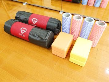 ヨガマット3枚、ヨガブロック6個、ヨガローラー4個（無料） - ベストスタジオ立川 立川駅南口徒歩4分ヨガ＆ダンス『ベストスタジオ立川』地域最安値！の設備の写真