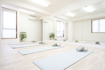 ヨガマット×4枚 ヨガブロック2個×4セット - レンタルスタジオ pino 平塚の室内の写真