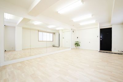 4.5M （90cm × 5枚）の鏡 - レンタルスタジオ pino 平塚の室内の写真