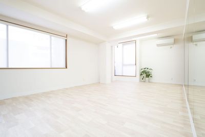2面採光で明るいスタジオ - レンタルスタジオ pino 平塚の室内の写真
