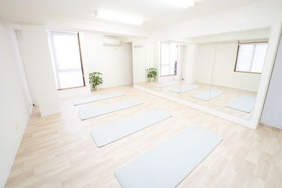 ヨガマット×4枚 ヨガブロック2個×4セット - レンタルスタジオ pino 平塚の室内の写真