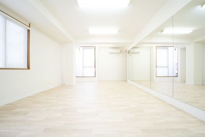 2面採光で明るいスタジオ - レンタルスタジオ pino 平塚の室内の写真