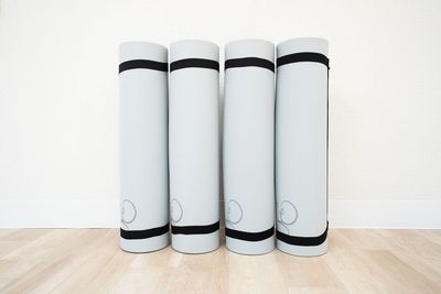 ヨガマット×4枚 ヨガブロック2個×4セット - レンタルスタジオ pino 平塚の設備の写真