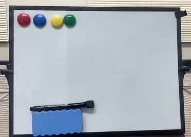 卓上ホワイトボード（床置き型のU字ホワイトボードは別にあります） - 上六サイドビル2階（レンタルスペースみらい） レンタルスペース、貸し会議室の室内の写真
