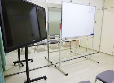 55インチTVモニター　ホワイトボード - ベストスタジオ中野 地域最安値！中野駅北口3分ヨガ＆ダンス『ベストスタジオ中野』の設備の写真