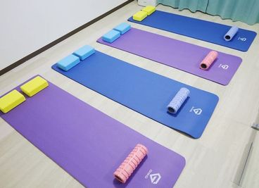 ヨガマット4枚　ヨガブロック8個　ヨガローラー4個　全て無料！ - ベストスタジオ中野 地域最安値！中野駅北口3分ヨガ＆ダンス『ベストスタジオ中野』の設備の写真