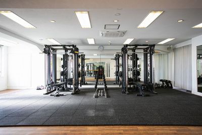 白を基調とした開放的で清潔感溢れる広々としたスタジオです。大きな鏡が10枚あります。 - CLIFF GYM 代田橋店の室内の写真