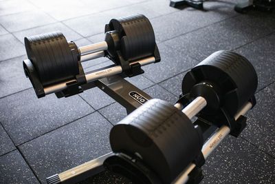 可変式ダンベルは2~32kgまで調節して使用できます。 - CLIFF GYM 代田橋店の設備の写真