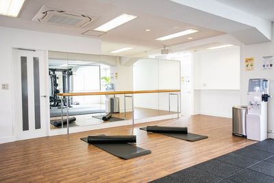 ヨガマットやポールを用いてストレッチレッスンも可能です。 - CLIFF GYM 代田橋店の室内の写真