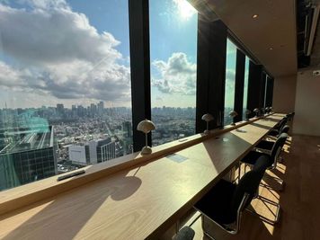 窓際デスク - WeWork 渋谷スクランブルスクエア WeWork 渋谷スクランブルスクエア 42階ラウンジの室内の写真