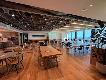 ラウンジ - WeWork 渋谷スクランブルスクエア WeWork 渋谷スクランブルスクエア 42階ラウンジの室内の写真