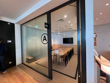 ラウンジ内の10名会議室 - WeWork 渋谷スクランブルスクエア WeWork 渋谷スクランブルスクエア 42階ラウンジの設備の写真