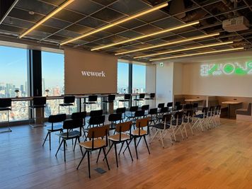 セミナー形式 - WeWork 渋谷スクランブルスクエア WeWork 渋谷スクランブルスクエア 42階ラウンジの室内の写真