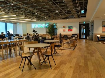 ラウンジ - WeWork 渋谷スクランブルスクエア WeWork 渋谷スクランブルスクエア 42階ラウンジの室内の写真