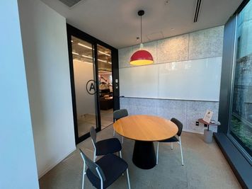 4名会議室 - WeWork アイスバーグの設備の写真