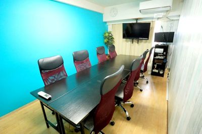 【ベネチア】新宿貸し会議室 WiFi大型モニタホワイトボードの室内の写真