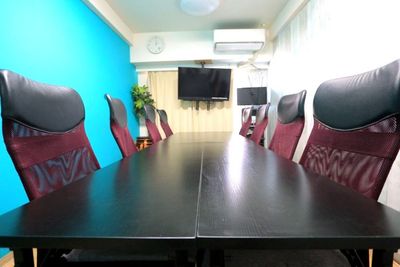 【ベネチア】新宿貸し会議室 WiFi大型モニタホワイトボードの室内の写真