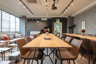 大きなダイニングテーブルでパーティー、交流会、お食事も🍷 - Aivicスペース代々木の室内の写真