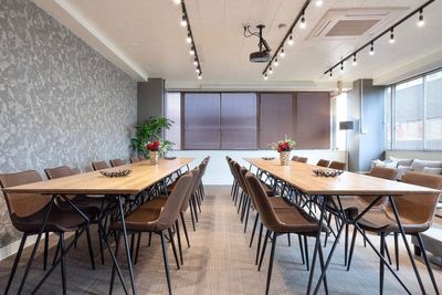 ダイニングテーブルは24名着席可！ - Aivicスペース代々木の室内の写真