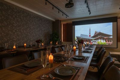 ド迫力の大画面プロジェクターで動画鑑賞🎬 - Aivicスペース代々木の室内の写真