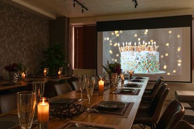 ド迫力の大画面プロジェクターで動画鑑賞🎬推し活にもピッタリ✨ - Aivicスペース代々木の室内の写真