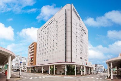 高田駅より徒歩3分の好立地 - アートホテル上越 大規模な宴会やセミナー、展示会などに対応可能な会場です。 の外観の写真
