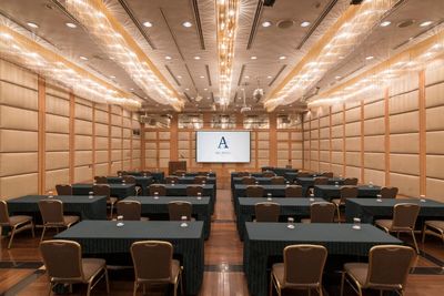 ホテル2階　椿の間 - アートホテル上越 大規模な宴会やセミナー、展示会などに対応可能な会場です。 の室内の写真