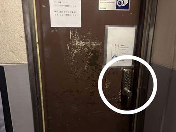 白〇で囲まれた操作盤に、予約時に送信されるお知らせ（メール）に、記載されている番号を入力し、開錠してください。 - Executive Suite Lounge 麹町 貸し会議室 「milk tea」の入口の写真