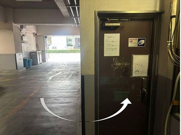 見にくい場所にございますのでご注意ください。 - Executive Suite Lounge 麹町 貸し会議室 「milk tea」の入口の写真