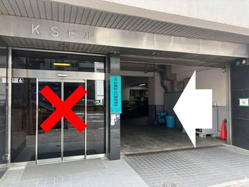 土日祝日のご利用時は、正面口が使用できませんので、裏にある通用口をご利用ください。 - Executive Suite Lounge 麹町 貸し会議室 「milk tea」の入口の写真