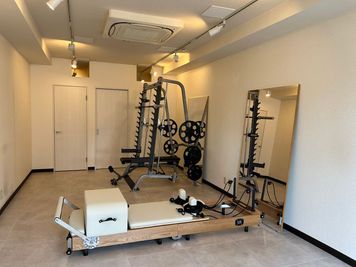 マシンピラティス、リフォーマー、スミスマシン完備 - パーソナルジムReBody  マシンピラティスパーソナルトレーニング　naturalbodyの室内の写真
