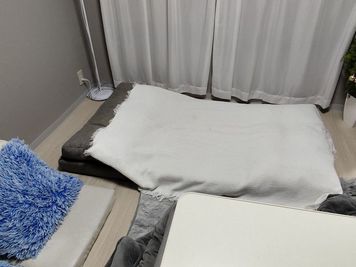 ソファーベッドをベッドモードにすることでまったりタイムがより快適になりました。 - レンタルスペース　フローリッシュ　天満店 レンタルスペース　フローリッシュ　天満店・天神橋筋商店街直結の設備の写真