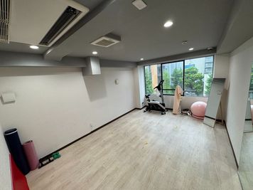 Island Japan 格安！レンタルスタジオ　　一人1ドリンクオーダー必須の室内の写真