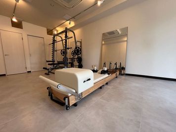 リフォーマー - パーソナルジムReBody  マシンピラティスパーソナルトレーニング　naturalbodyの設備の写真