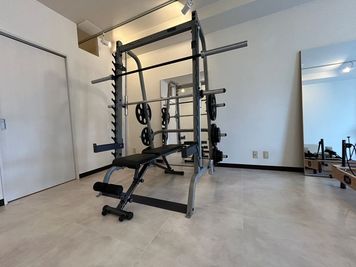 スミスマシン、145kgまであり。
 - パーソナルジムReBody  マシンピラティスパーソナルトレーニング　naturalbodyの設備の写真