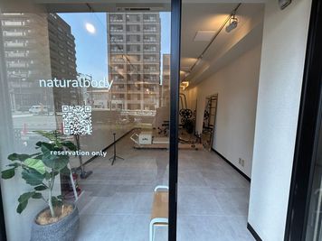 外観 - パーソナルジムReBody  マシンピラティスパーソナルトレーニング　naturalbodyの室内の写真