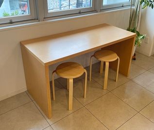 木製テーブル(138cm×60cm  1台) - フェニックスラウンジ 多目的スペースの設備の写真