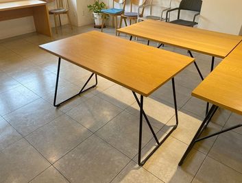 木製テーブル(120cm×70cm  8台)(折りたたみ式) - フェニックスラウンジ 多目的スペースの設備の写真