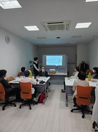 プロジェクター有、会議、教室として使用可 - レンタルスペース「スマホドクター香住ヶ丘６丁目店」内 香住ヶ丘６丁目レンタルスペースのその他の写真