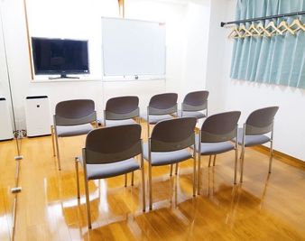 37インチTVモニター完備 - ベストスタジオ立川 会議室『ベストルーム立川』地域最安値多目的スペースの室内の写真