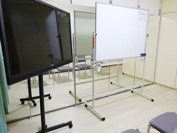 ホワイトボード　55インチTVモニター - ベストスタジオ中野 会議室『ベストルーム中野』地域最安値多目的スペースの室内の写真