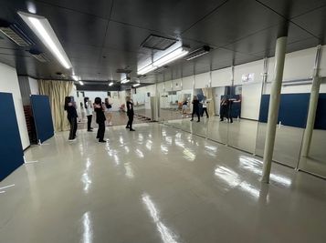 横長の非常に広い空間です、キャスター付き鏡を用意すれば最大15ｍ程の鏡面になります。 - THビル2階B+Eルーム 多目的スペース（会議、ダンス等）の室内の写真