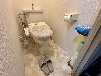 個室トイレで長時間の利用でも安心して過ごせます♪（スリッパと便座除菌シートも備えています） - ボードゲームスペースChiratto_心斎橋 100種類以上のボードゲームを楽しめるオトナの秘密基地🎮✨の設備の写真