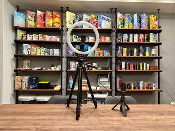 大型リングライトとミニサイズのスマホホルダーで動画撮影やライブ配信も行っていただけます📷 - ボードゲームスペースChiratto_心斎橋 100種類以上のボードゲームを楽しめるオトナの秘密基地🎮✨の設備の写真