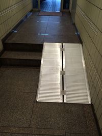 通用口側の入口にはスロープもあるので荷物搬入も安心です。 - SMG/ 四ツ橋・近商ビル ＳＭＧ貸し会議室/近商ビル6階A室(展示会・パーティー仕様)の入口の写真