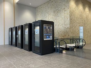 【テレキューブ】グラングリーン大阪パークタワー2F オフィスロビー　視線と音を遮る、プライベートな集中環境。(261-03) - テレキューブ　グラングリーン大阪パークタワー