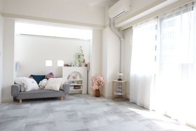 壁上部の採光窓からも明るく自然光が入ります - YUSHIMA STUDIO 701 YUSHIMA STUDIO　|　自然光◎南向き撮影スタジオの室内の写真