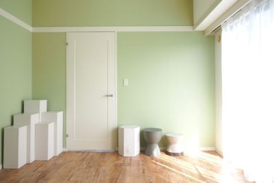 Green Roomに設置のある撮影用プロップス（ホワイトボックスとスツール各種） - YUSHIMA STUDIO 701 YUSHIMA STUDIO　|　自然光◎南向き撮影スタジオの室内の写真
