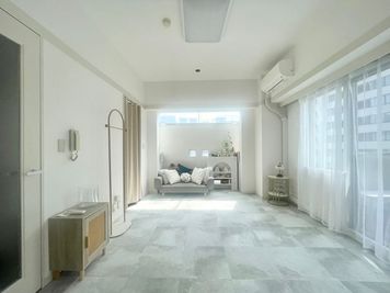 WhiteRoomは約10帖なので部屋の奥行きも充分にあります - YUSHIMA STUDIO 701 YUSHIMA STUDIO　|　自然光◎南向き撮影スタジオの室内の写真