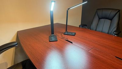 お客様のご要望にお応えして、デスクライト導入しました！
デスクワークもバッチリ🎶
光量・色味変更可 - Flexio堀江ワークスペース Flexio堀江👑Elegant room👑の設備の写真